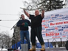 Олимпийское кольцо из арматуры скрутил атлет на спортивном празднике «Мы – вологжане! Мы выбираем спорт!»