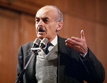 Как выглядит могила Булата Окуджавы с гранитным валуном вместо памятника