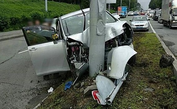 Во Владивостоке пожилому водителю стало плохо за рулём: машина врезалась в столб