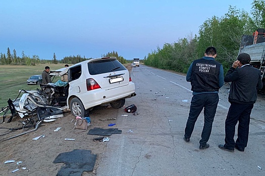 В Якутии в ДТП с грузовиком погибла женщина
