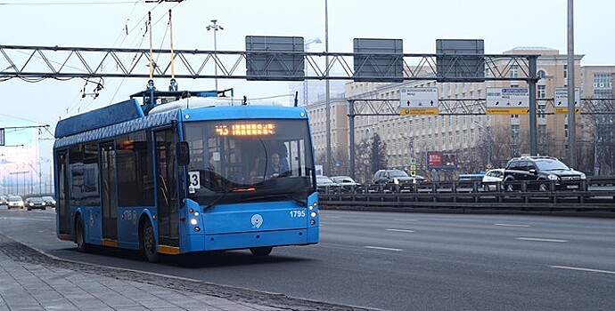 Движение трех троллейбусных маршрутов восстановили на юго-западе Москвы после повреждения контактной сети