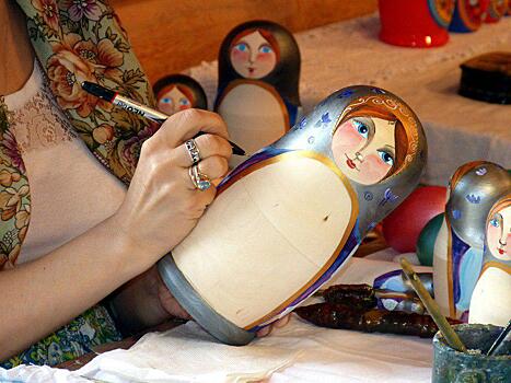 Гостей центра «Радость» в Коптеве научили мастерить народные игрушки