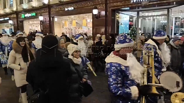 Парад Дедов Морозов прошел на Никольской улице в Москве