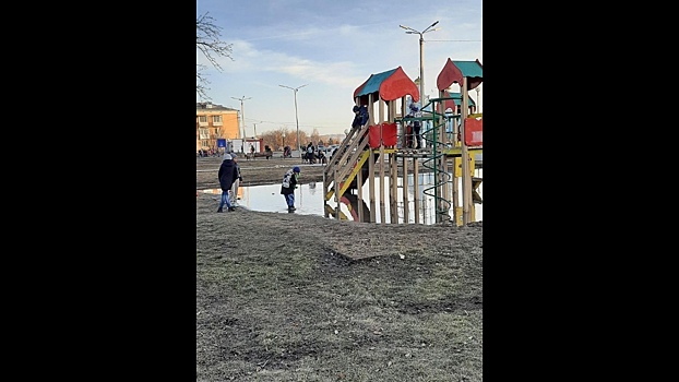 Жители кузбасского города пожаловались на "аквапарк" вместо детской площадки