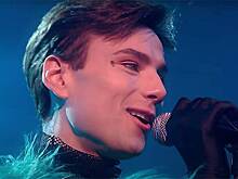 Получивший повестку певец Xolidayboy упал в обморок во время концерта