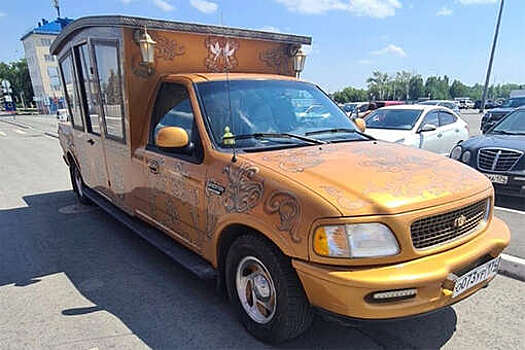 В челябинской ГИБДД отказались регистрировать Ford в виде старинной кареты