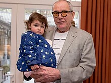 2-летняя дочь Эммануила Виторгана примерила туфли своей мамы