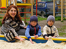 Депутат надела меха и устроила фотосессию у детской песочницы