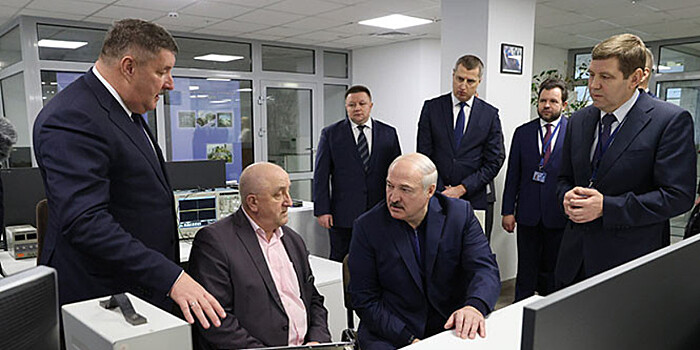 Лукашенко на заводе «Горизонт» подарили лазерный телевизор