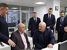 Лукашенко на заводе «Горизонт» подарили лазерный телевизор