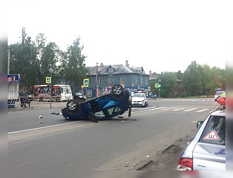 Автомобиль ДПС попал в ДТП с «перевертышем» в Архангельске
