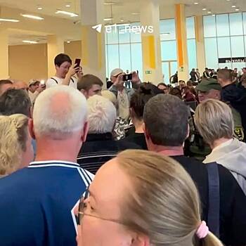 Пассажиры захотели линчевать сотрудника авиакомпании в аэропорту России и попали на видео