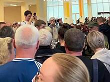 Пассажиры захотели линчевать сотрудника авиакомпании в аэропорту России и попали на видео