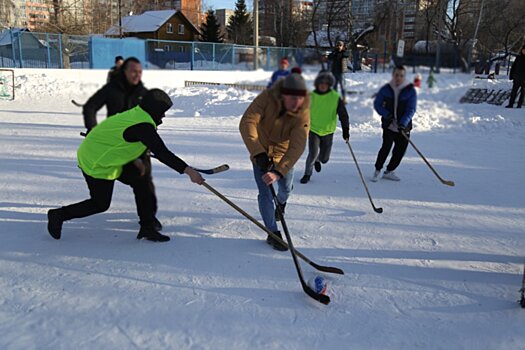 Депутаты Гордумы Ижевска сыграли вничью с ребятами из городской воспитательной колонии в хоккей на валенках