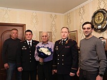 Руководство столичного полицейского Главка и УВД по ЮЗАО поздравили ветерана с днем рождения