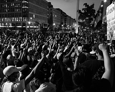 Митингующие провели ночь у парламента Грузии