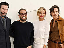 Кэмерон Диас пришла на пресс-конференцию в полупрозрачном топе и юбке