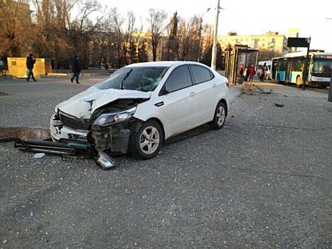 Заснула за рулем: В Волгограде автоледи на "Кио Рио" сбила человека на остановке
