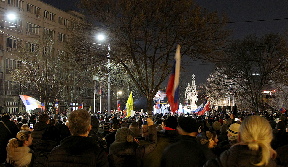 Сербы из Черногории из племени Пипери во время народного митинга в поддержку России возле памятника императору России Николаю II в Белграде