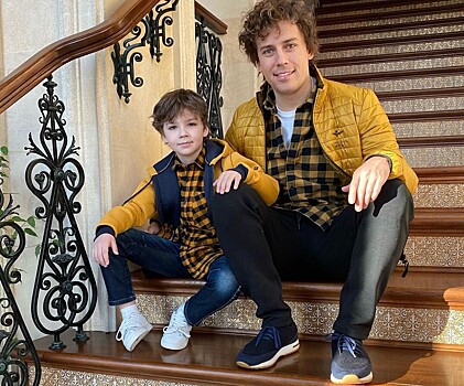 Максим Галкин с сыном собирает рояль из конструктора