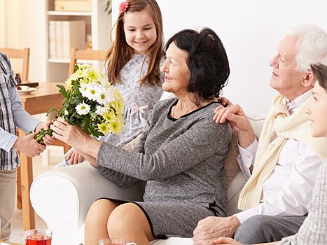 Психолог назвала лучший подарок для пожилых в День бабушек и дедушек
