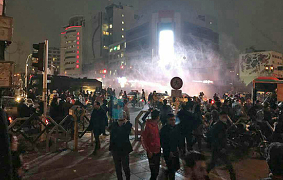 Трамп хочет остановить протесты в Иране ударами по военным объектам