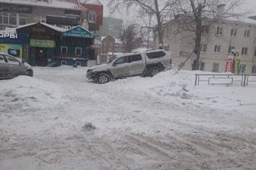 Внедорожник, сдавая назад, сбил двух пешеходов в уфимском дворе