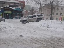 Внедорожник, сдавая назад, сбил двух пешеходов в уфимском дворе