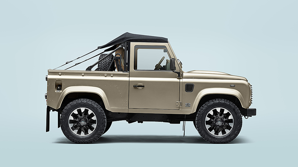 Classic Defender V8 Works Bespoke Soft Top — это Land Rover Defender 90 предыдущего поколения с мягким верхом, могучим мотором V8, автоматической коробкой передач и рядом технических доработок. Фактически это заводской рестомод от отделения Land Rover Classic.