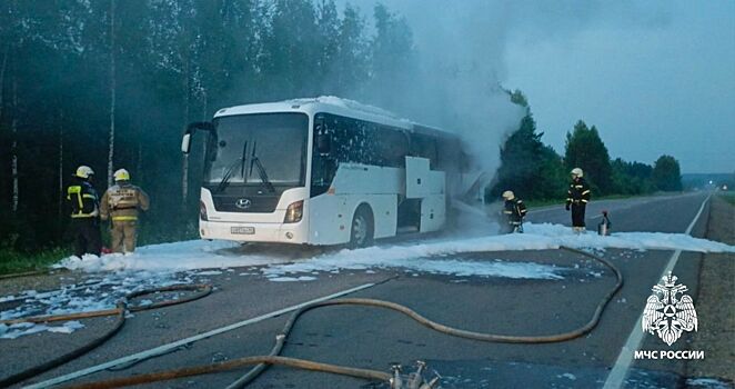 Автобус с пассажирами вспыхнул в Костромской области