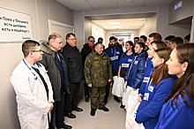 Александр Ищенко и Владимир Ревенко поздравили с наступающим сотрудников и пациентов Окружного военного госпиталя