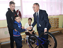 Башкирский чиновник подарил ребенку с инвалидностью велосипед