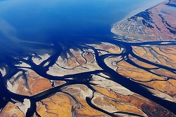 Почему вода в море соленая