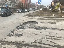 Дыра на четверть метра: посреди дороги в Октябрьском районе появилась рекордная яма