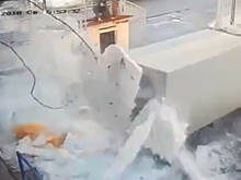 Снежная лавина обрушилась с крыши в сантиметрах от рабочих