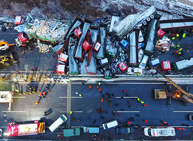 Крупное дорожно-транспортное происшествие в провинции Шаньси (Китай) унесло жизни 17 человек. В результате столкновения 56 автомобилей пострадали также 37 человек, передает «Газета.Ру» сообщение «Синьхуа»