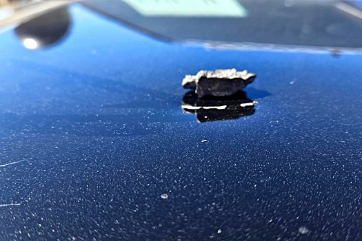 Осколок снаряда, упавший на машину кортежа Вэнса в Калифорнии, сняли на фото