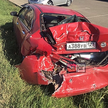 В Краснодаре на Ростовском шоссе автобус врезался в припаркованную Honda (видео)