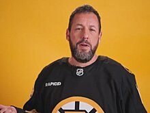 Адам Сэндлер объявил о выборе «Бостоном» Хэгенса на драфте НХЛ. Актер вновь предстал в образе Хэппи Гилмора – гольфиста в свитере «Брюинс»