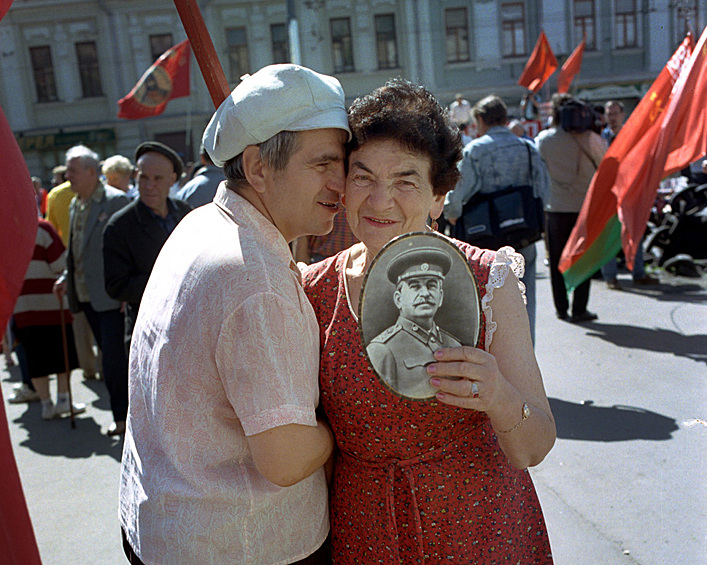 Пожилая пара с портретом Сталина во время митинга коммунистов в поддержку кандидатуры Геннадия Зюганова на президентский пост. Москва, 1996 год.