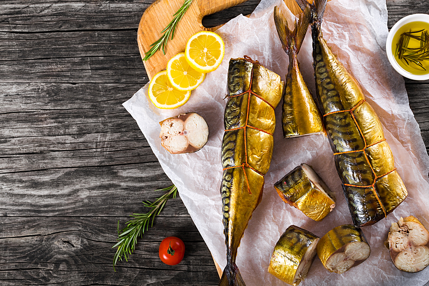 Копченая рыба. Это вообще не самый полезный для здоровья продукт, но если готовить его по утвержденным нормам, опасности он представлять не будет. А вот рыба, при копчении которой используют жидкий дым, — да. Бактерии и инфекции при таком копчении никуда не деваются, нанося вашему здоровью непоправимый вред.