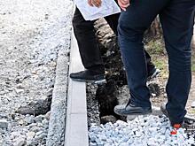 В Барнауле дорожные рабочие укладывали асфальт на листья и грязь