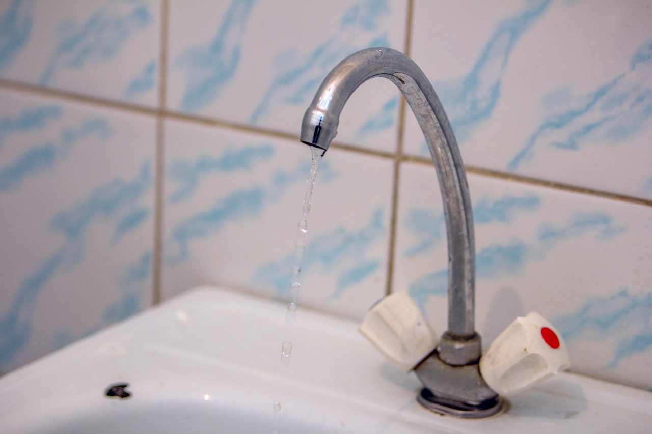 Власти Новокузнецка объяснили затянувшееся отключение горячей воды в домах горожан