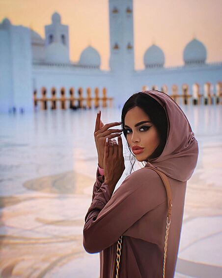 Блогер Нита Кузьмина путешествует по миру. Для летней поездки она выбила Абу Даби. 