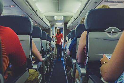 Что делает стюардесса, когда пассажиры выходят из самолета