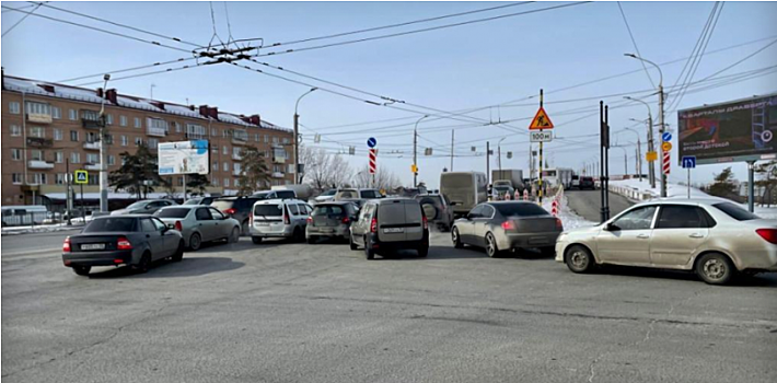 Из-за ДТП на Ленинградском мосту в Омске образовалась огромная пробка