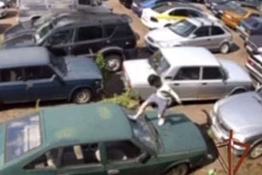 В Подмосковье подростки разгромили машины на закрытой парковке и попали на видео