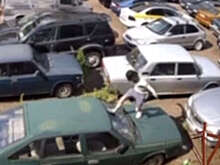 В Подмосковье подростки разгромили машины на закрытой парковке и попали на видео