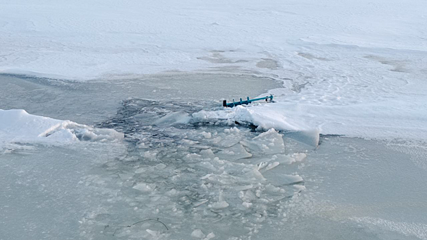 Саратовец опубликовал тревожное фото ледобура рядом с поломанным льдом у набережной
