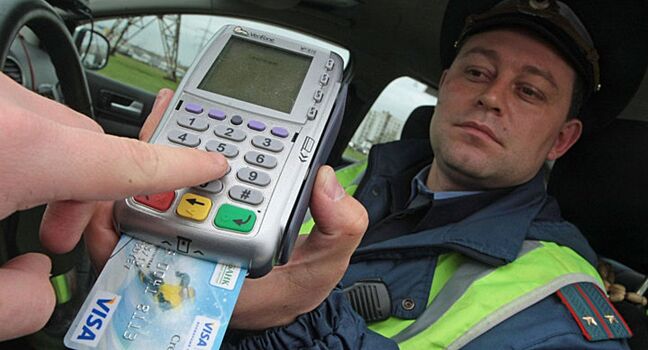 Необычное применение пластиковой карты в машине